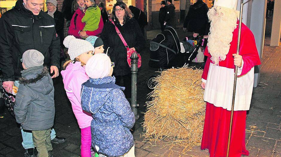  Mit Bischofsstab und Mitra, aber auch mit rotem Rock und langem weißen Bart: der Nikolaus tritt bei der Aktion „Die Nikoläuse sind los...“ in verschiedenen Gewandungen auf. 