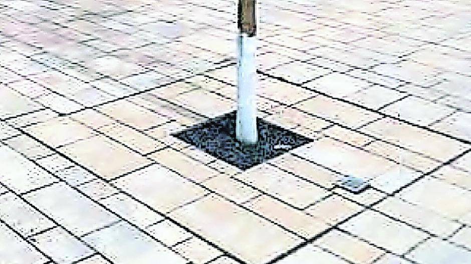  Die Baumscheiben werden überpflastert. Darunter befindet sich ein Wurzelversorgungssystem aus mehreren Modulen. 