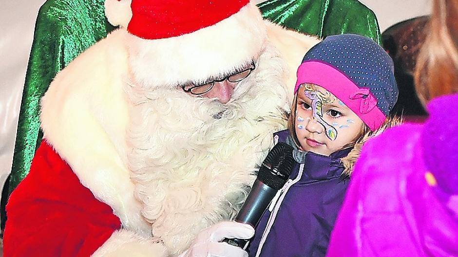 Als Prinzessinnen geschmückt verkauften Schülerinnen des Lise-Meitner-Gymnasiums selbst gebackene Plätzchen. Foto: max