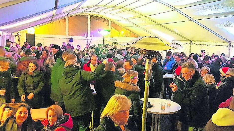 Der Werbering Anrath baut auf dem ehemaligen Schulhof der Alleeschule wieder ein beheiztes Zelt auf, in dem am Samstagabend zu Live-Musik gefeiert werden kann.