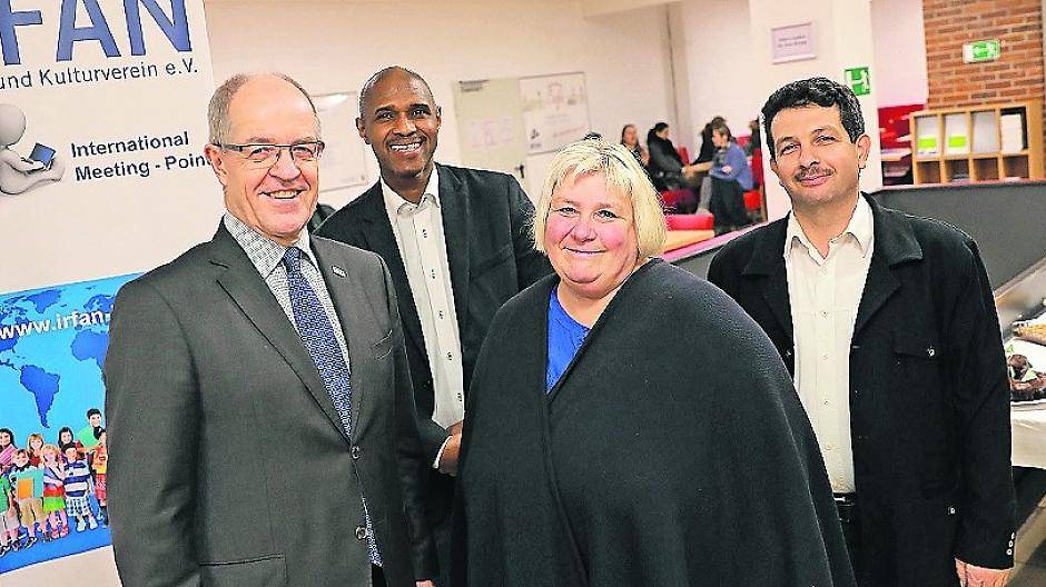 Oberbürgermeister Hans Wilhelm Reiners, die Vereinsvorsitzenden Balde Alpha Ibrahima und Ali Kalayci (v.l.) und die ehrenamtliche Koordinatorin Martina Gehler feiern mit den Gästen die neue Kooperation. 