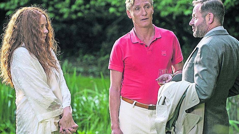 Evi Müller-Todt (Katja Riemann) und ihr Mann Claus (Oliver Masucci) im Gespräch mit Bartos (Samuel Finzi).