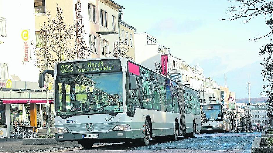 Die Busse sollen dauerhaft auf der Hindenburgstraße nur in eine Richtung fahren dürfen.