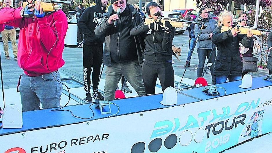Moderator Hartmut Wächter kommentierte jeden Schuss für die Zuschauer, die so immer auf dem Laufenden waren. Foto: Schütz