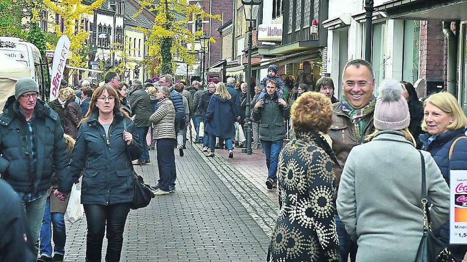  Die Hochstraße wird für das Herbstfest im verkehrsberuhigten Bereich gesperrt. Die „Festmeile“ bietet auch genügend Möglichkeiten zum Klönen. 