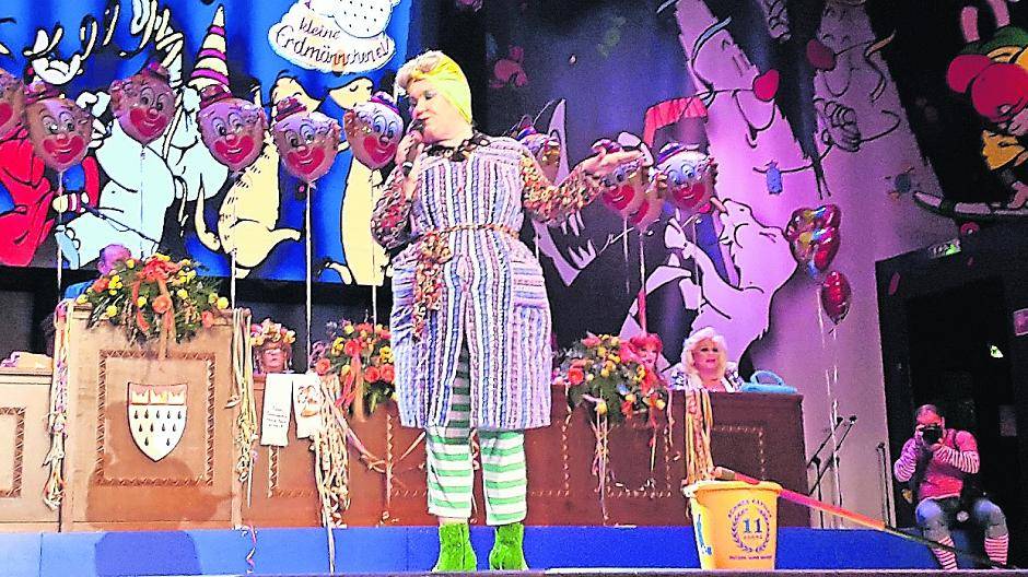  Für Extra-Redakteur und Blaubärchen Kellys Grammatikou gab’s nach dem Auftritt noch ein (Glücks)Küsschen von Achnes Kasulke. 