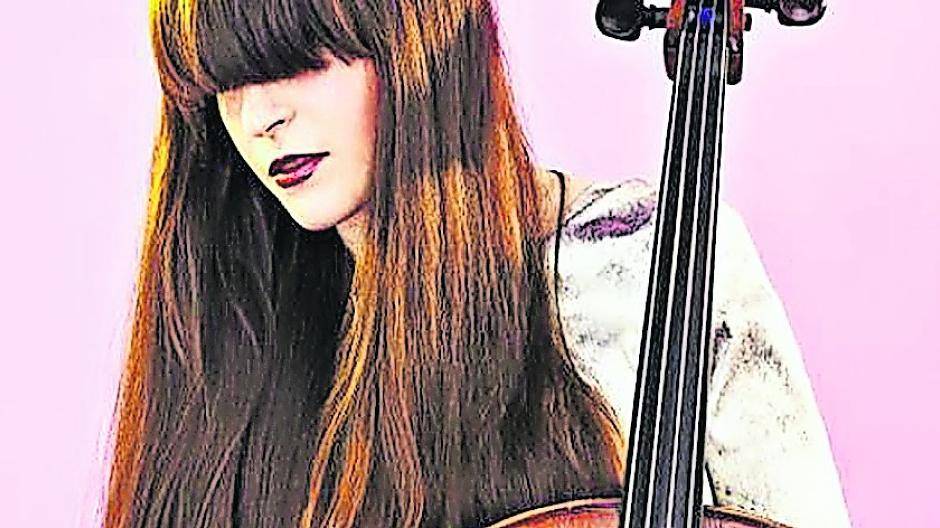 Die britische Cellistin und Sängerin Abi Wade tritt am Freitag im Landgut Duvenhof auf. Der Eintritt ist frei.