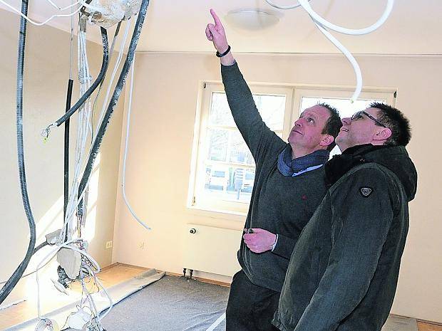  Auf der Baustelle in Holt überzeugte sich Caritas-Geschäftsführer Frank Polixa (r.) im Gespräch mit Architekt André Grosch davon, dass die Arbeiten für das Umbau- und Erweiterungsprojekt am Caritaszentrum planmäßig laufen. 
