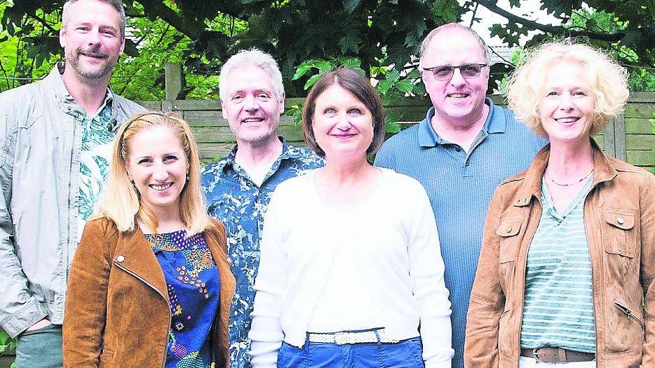  Stellen am kommenden Wochenende gemeinsam im Gründerzentrum aus (von links): Jörg Schulze-Roloff, Güzin Büyük, Herbert Stecher, Beate Feltes-Kelm, Dieter Klein und Susanne Osten. 