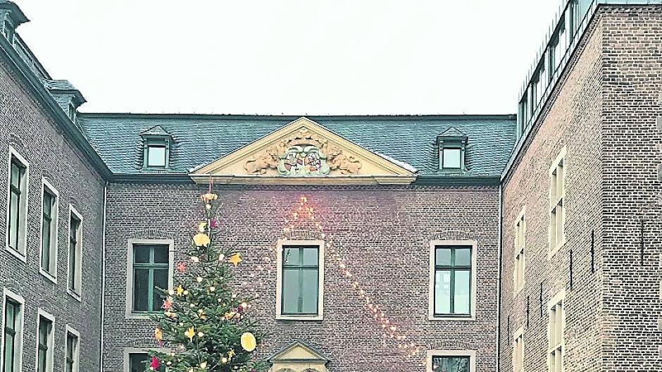  Weihnachtlich war es am vergangenen Wochenende vor dem Schloss Neersen. 