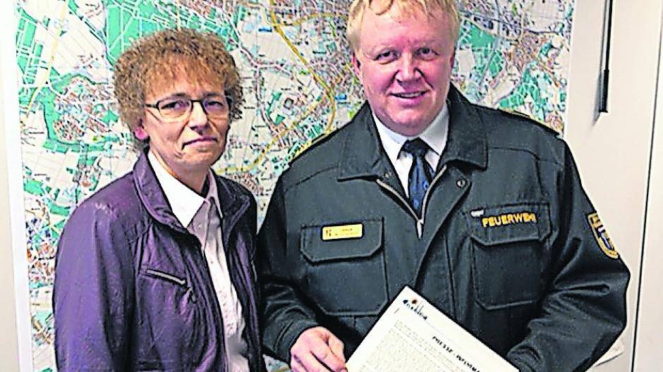 Freuen sich auf die Azubis für den neuen Ausbildungsgang: Maria Bihn, Ausbildungsleiterin bei der Stadtverwaltung, und Feuerwehrchef Jörg Lampe.