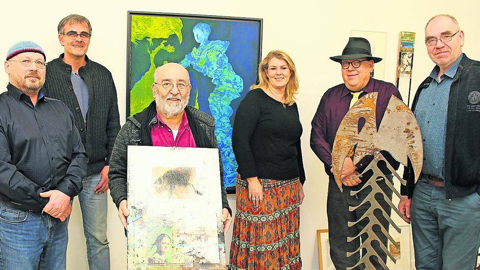 Andreas Jansky, Gregor Strunk, Osman Akcit, Beate Krempe (Kulturforum Willich), Jochen Contzen und Siggi Dämkes (von links) beteiligen sich an Pop Up Gallery in dem leerstehenden Geschäft am Markt 1 in Alt-Willich.