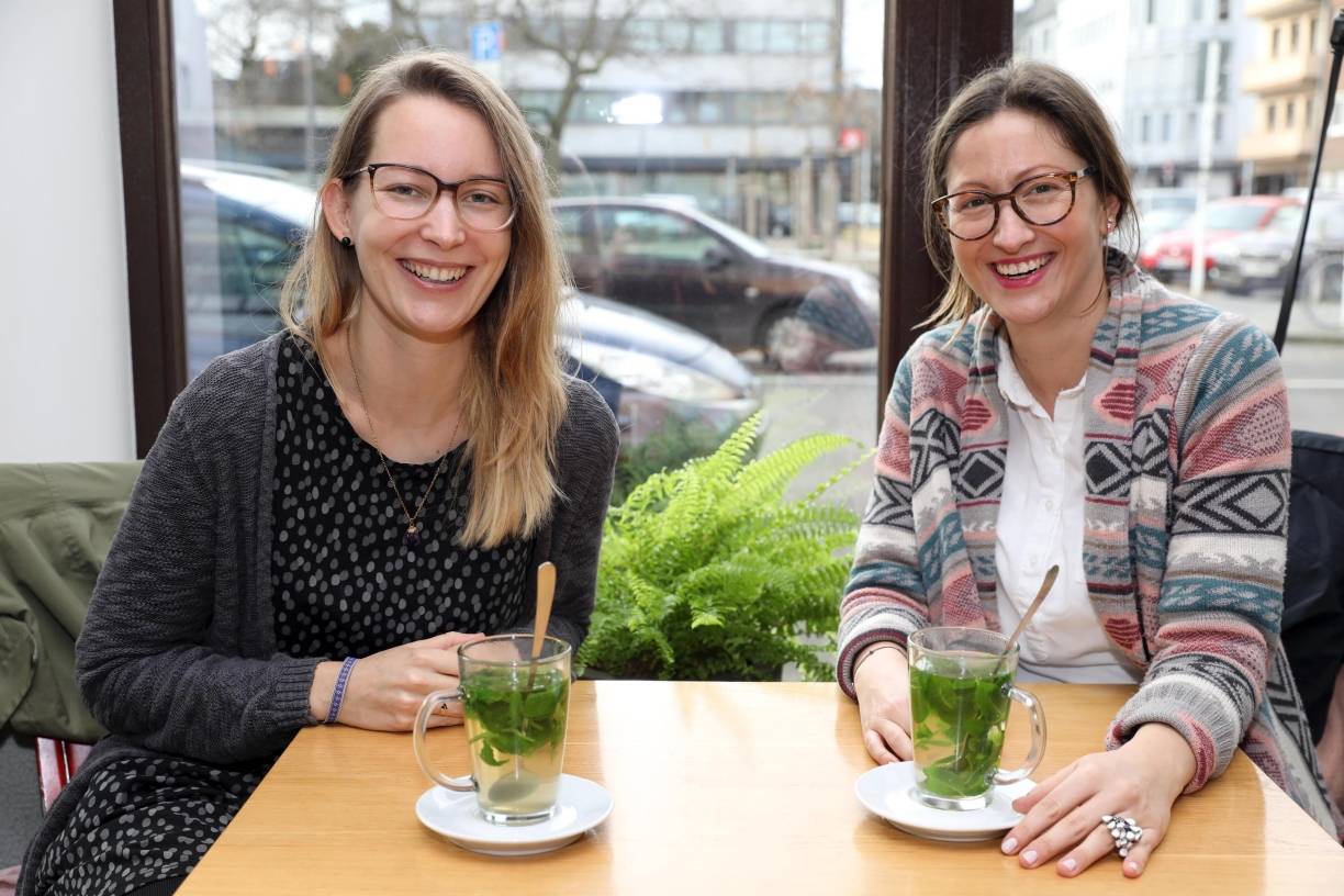  Anna Stapel (l.) und Sibel Basikoglu gehören zum fünfköpfigen Team des Frauenhauses Rheydt. 