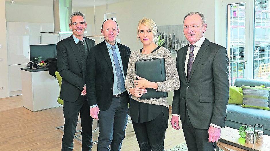 Norbert Bienen und Fabienne Kern von „Bienen &amp; Partner“, Fritz Schupp (Nesseler Bau) sowie Leon van Horen (Van Pol Beheer, von rechts) begleiten die heiße Vermietungsphase der Roermonder Höfe.