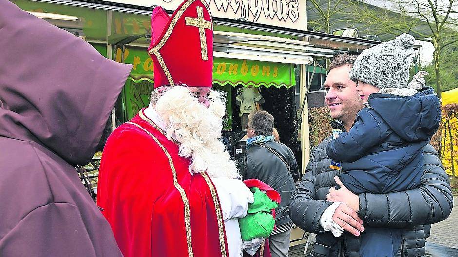  Nikolaus und Knecht Ruprecht sind Stammgäste auf dem Neersener Weihnachtsmarkt. Sie bringen kleine Geschenke für die Kinder mit. 