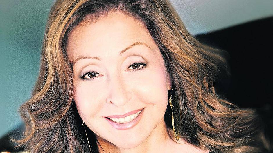 Sie liebt das Leben und begeistert generationsübergreifend mit Ihrer Leidenschaft für die Musik: Vicky Leandros.