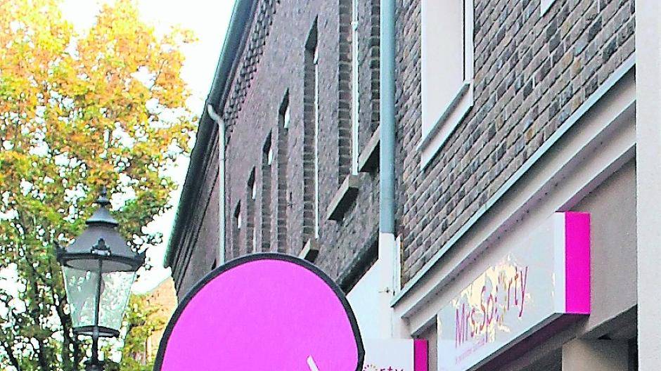 Fröhlicher Farbpunkt im grauen Einerlei oder Abwertung der gesamtstädtischen Perspektive? — Sogenannte Kundenstopper wie zum Beispiel klappbare Plakatständer oder weithin sichtbare Beachflags (Bild) sind der Verwaltung und Professor Nicolas Beucker vom Kompetenzzentrum Social Urban Design der Hochschule Niederrhein ein besonderer Dorn im Auge.