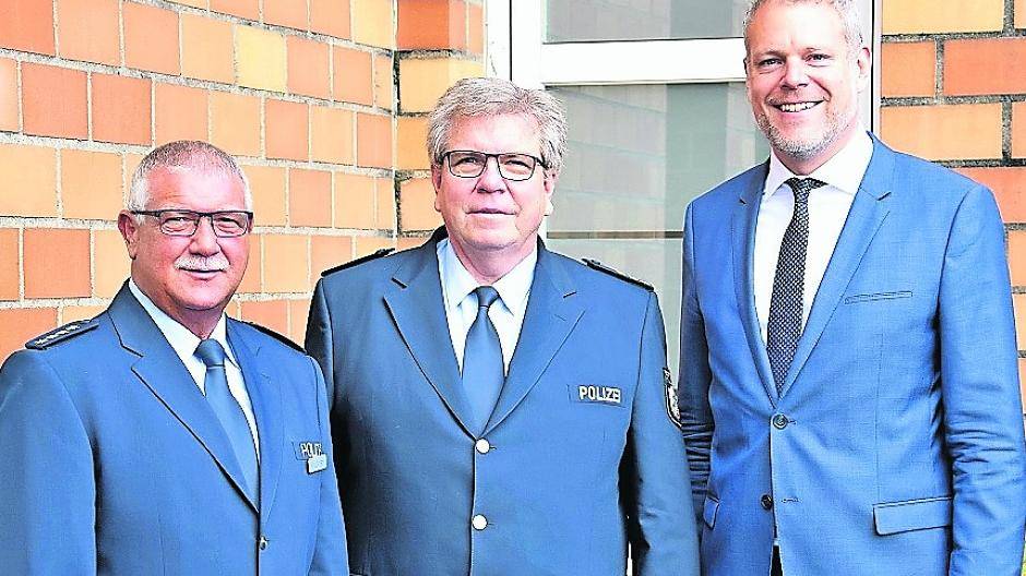 Landrat Dr. Andreas Coenen (r.) und Abteilungsleiter der Polizei, LPD Manfred Krüchten (l.) wünschen Thomas Staar viel Erfolg.