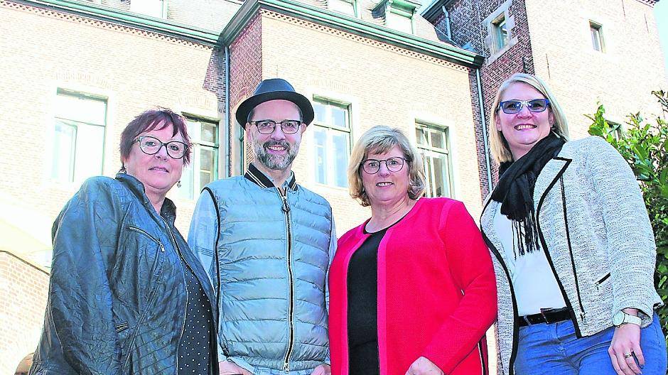  Die noch amtierende Festspiele-Geschäftsführerin Doris Thiel (v.l.), Intendant Jan Bodinus, die Vorsitzende des Festspielvereins Sabine Mroch und die künftige Geschäftsführerin Svenja Küppers-Heinrich freuen sich schon auf die kommende Theatersaison. 