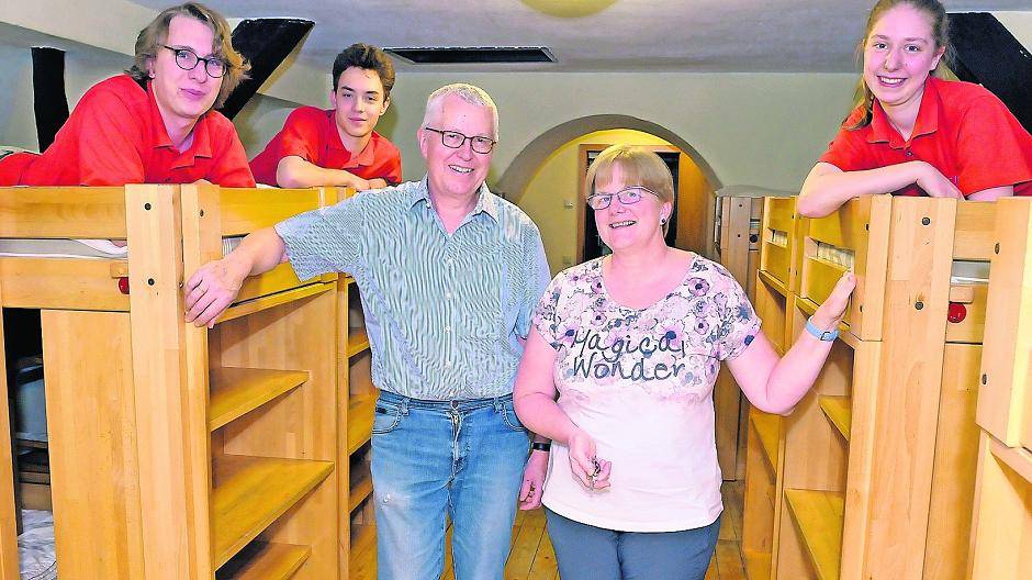 Die Herbergseltern Christiane und Martin Rottmann mit ihren freiwilligen Helfern Imke Farnschläder sowie Lorenz Feilke und Moritz Schroers.