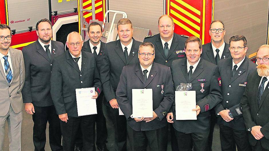 Von links: Sascha Döhmen (Sachbearbeiter Feuerschutz), Oliver Zellmann, Thomas Kirchrath, Christian Schmitz, Thomas Knauf, Dr. Frank Neues, Thomas Metzer (Leiter der Feuerwehr), Lars Greiner, Michael Knauf, Robert Delvos (Löschzugführer) und Dietmar Winkels (stellvertretender Bürgermeister). Es fehlen: Bernd Rossmann, Andreas Schmitz und Willi Schmitz. Foto Feuerwehr Willich