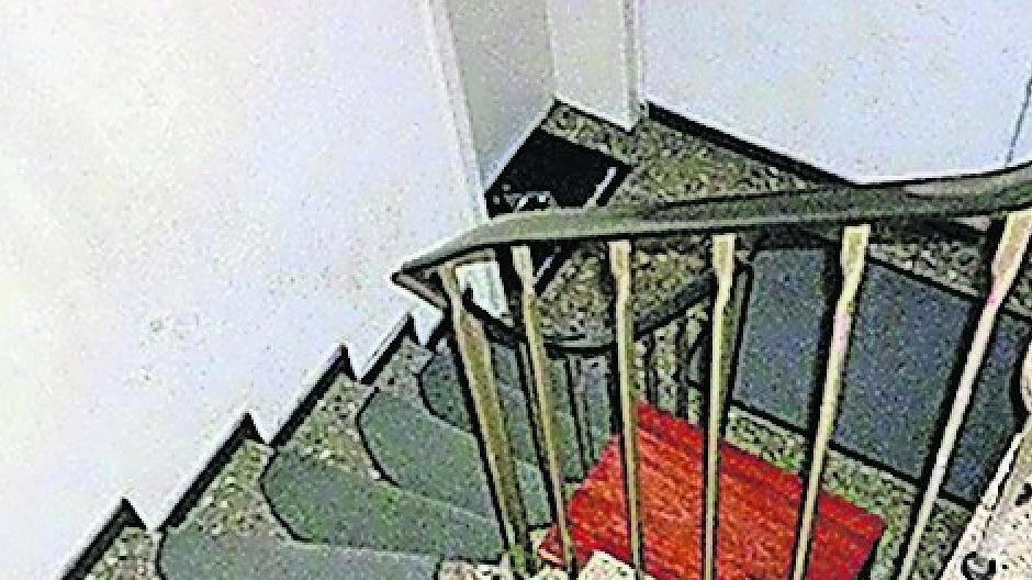 Hans Otto Brüggen hat dieses Bild geschickt und stellt die Frage: „Die Mülltonnen müssen aus dem Keller über eine gebogene Treppe mit 11 Stufen nach oben gewuchtet werden. Entschuldigung, wie soll das denn die 78 Jahre alte Rentnerin noch schaffen. Ach ja — ich vergaß, gegen Aufpreis kann man die Tonnen ja auch aus dem Keller holen lassen. Eigenartig, dass es dann für die Mitarbeiter kein Problem mehr ist, wenn sie dann hunderte von Tonnen schleppen müssen.“