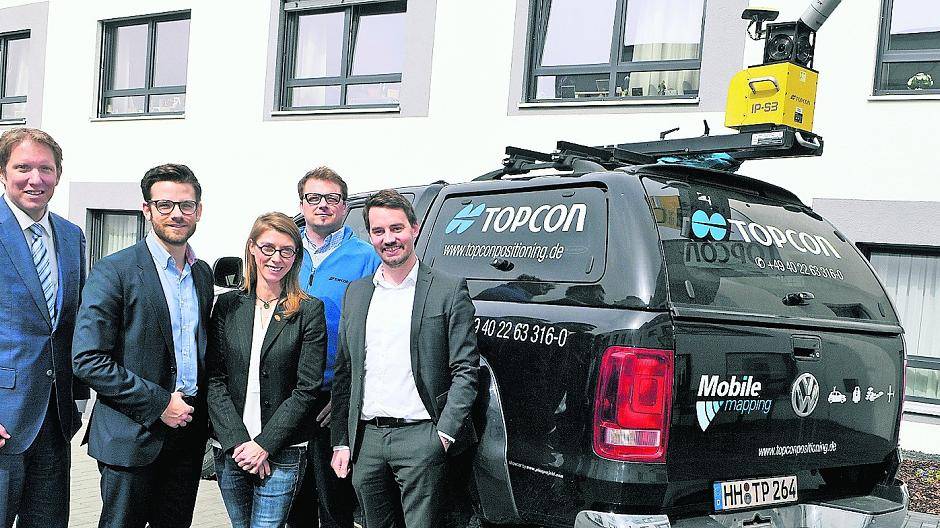  Den Messergebnissen sollen Taten folgen: CDU-Landtagsabgeordneter Jochen Klenner, SPD-Fraktionsvorsitzender Felix Heinrichs, Urban Life+-Projektleiterin Susanne Wallrafen, Geodaten-Experte Heiko Lohre von Topcon und Urban Life+ Projektmanager Björn Sommer von der Firma Drees &amp; Sommer (v.l.). 