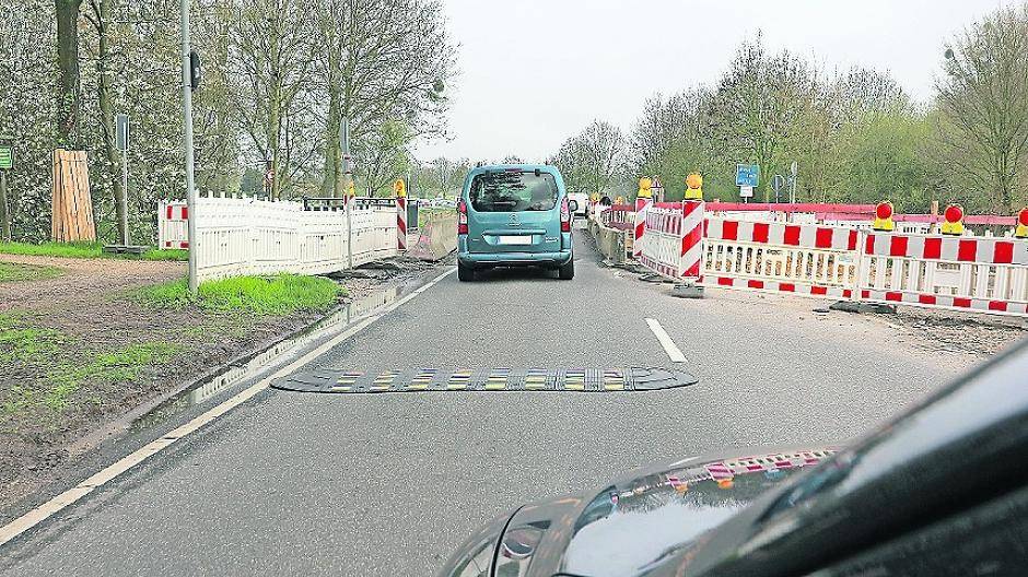 Derzeit wird der Verkehr an der Niersbrücke bei Schloss Rheydt nur über eine Spur geführt und durch eine Baustellenampel geregelt. Das wird auch noch eine ganze Zeit so bleiben.