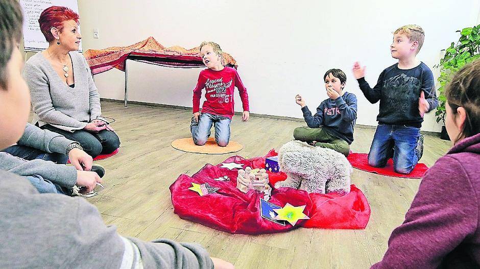  In der Befindlichkeitsrunde sprechen die Kinder mit Trauerbegleiterin Waltraud Aengenvoort über ihre Gefühle. 