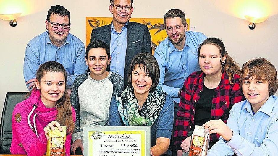 Vertreter der Schülerfirma „Fair: Ok“ übergaben gemeinsam mit ihren Lehrern eine goldene Förderurkunde an NEW-Vorstandsvorsitzenden Frank Kindervatter.