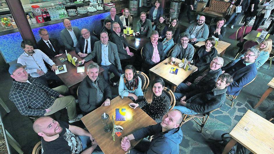 Viele der Künstlerinnen und Künstler waren zur Programmvorstellung ins Messajero gekommen. Am Kopf des Tisches stehen Projektleiter Oliver Leonards, Dr. Thomas Hoeps vom Kulturbüro, dahinter Kulturdezernent Dr. Gert Fischer sowie Bernd Ormanns (Stadtsparkasse MG) und Daniel Pelzer (NEW AG) als Vertreter der Sponsoren.