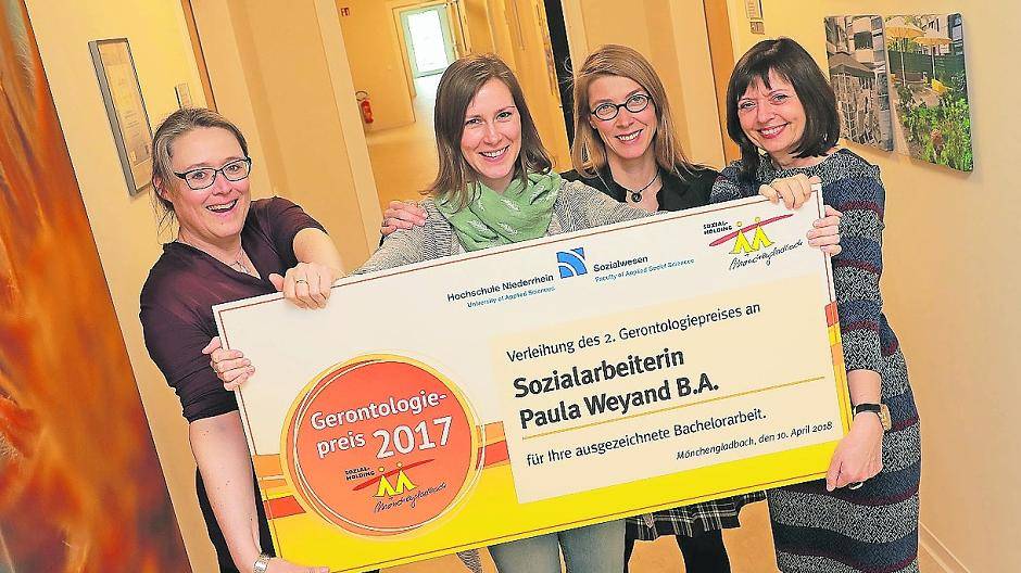  Die Sozial-Holding der Stadt Mönchengladbach hat zum zweiten Mal den mit 1 500 Euro dotierten Gerontologiepreis für eine hervorragende wissenschaftliche Arbeit verliehen. Von links: Bernhild Birkenbeil (Altenheime GmbH), Preisträgerin Paula Weyand, Susanne Wallrafen (Sozial-Holding) und Sigrid Verleysdonk-Simons (Hochschule Niederrhein). 