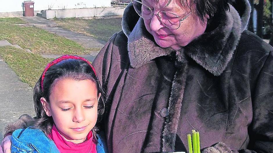  Besuch bei einer SOS-Familie: Manfred Boldt (hinten links), Egon Schuh (Mitte), Jürgen und Annegert Thurau (rechts) sowie Uschi Bungartz wurden herzlich begrüßt. 