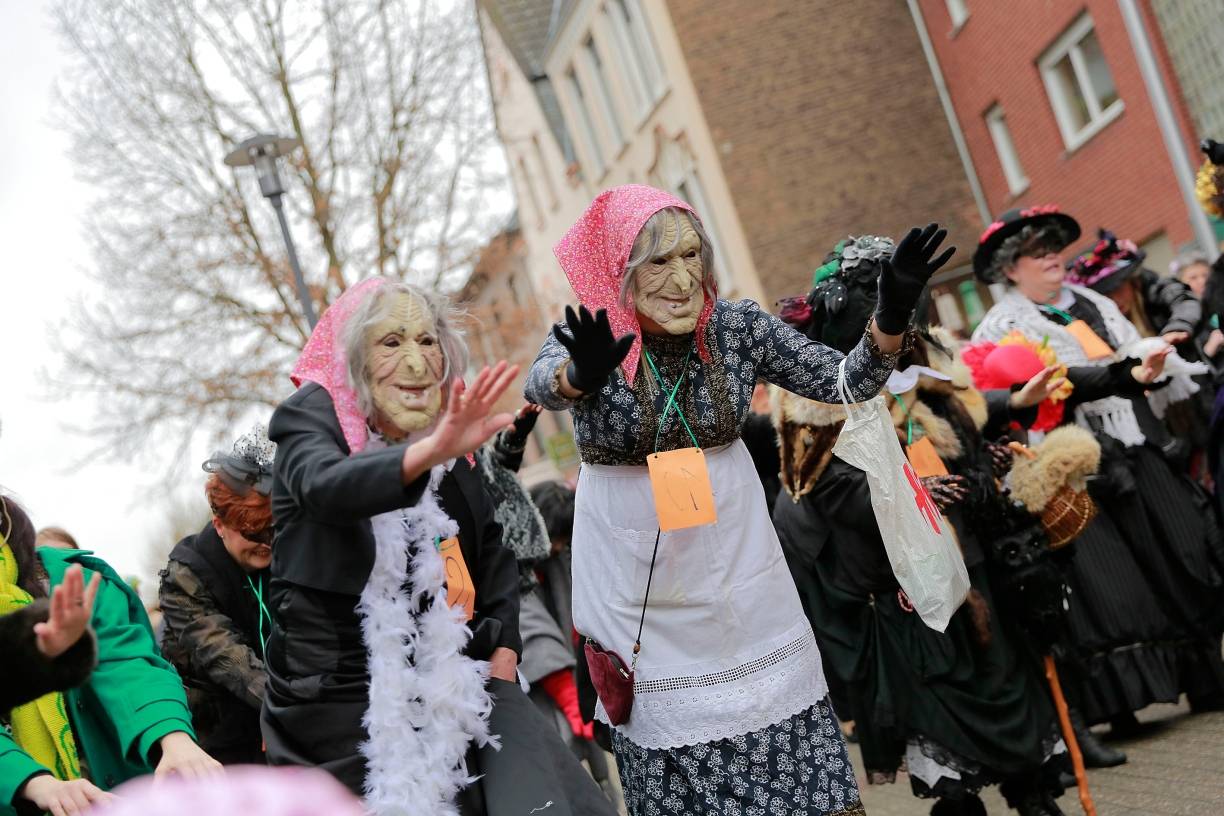 Mit Halt Pohl! und All Rheydt! starten die Möhnen am Altweiberdonnerstag in den Straßenkarneval.