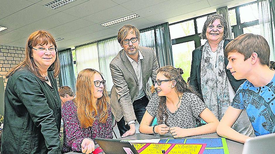  Gespannt aufs neue Förderprogramm: Gabriele Jösch, Beauftragte für Begabtenförderung, Jan Funken, stellv. Schulleiter, und Ingrid Habrich, Schulleiterin am Math.-Nat. (o. v. l.) mit Jana Jakobs, Annika Hecker, Edgar Perner (u. v. l.). 