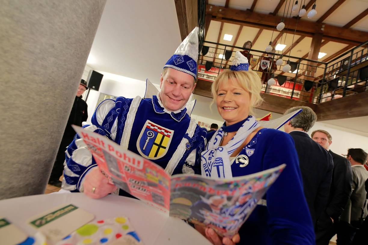  Das Prinzenpaar hat als erstes einen Blick in unser neues Magazin geworfen. 