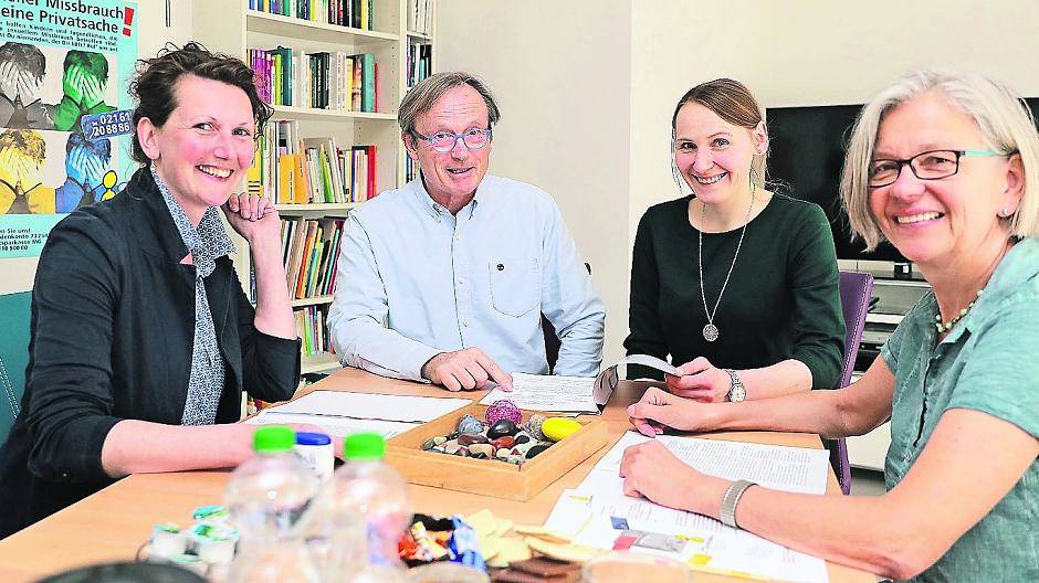 Das Team von Zornröschen war auch 2017 wieder sehr aktiv im Kampf gegen den sexuellen Missbrauch an Jungen und Mädchen (v. l.): Nina Tellmann, Michael Heinemann (Vorstand), Sandra Gottschalk und Sigrid Mattausch. 