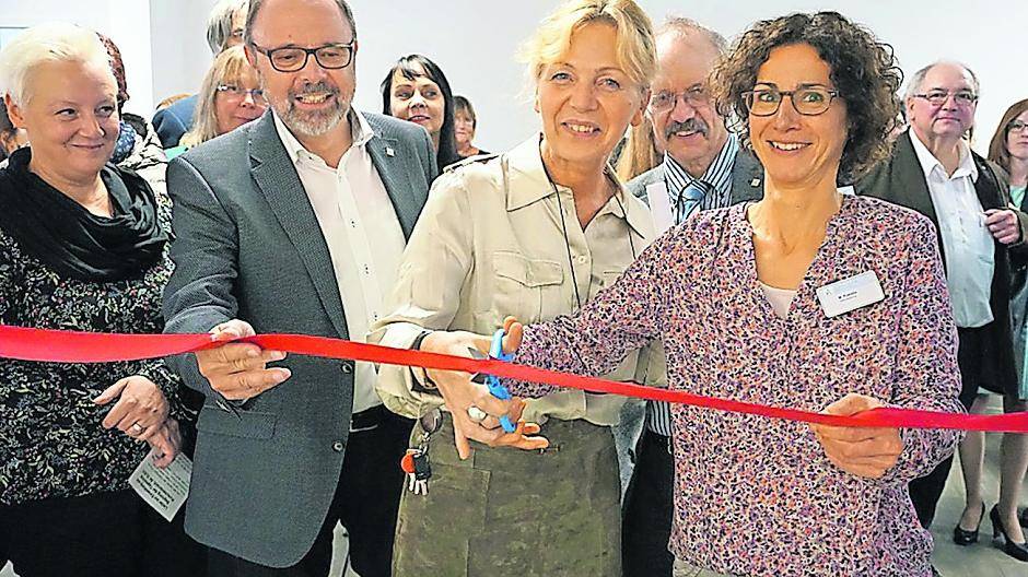  Schnitten das Band durch und eröffneten damit die Tagesklinik und Ambulanz St. Fabiola offiziell: Dr. Martin Köhne, Ärztlicher Direktor und Geschäftsführer, gemeinsam mit Rita Finck, Leitende Oberärztin der Tagesklinik, und Monna Rizkalla, pflegerische Leiterin. 