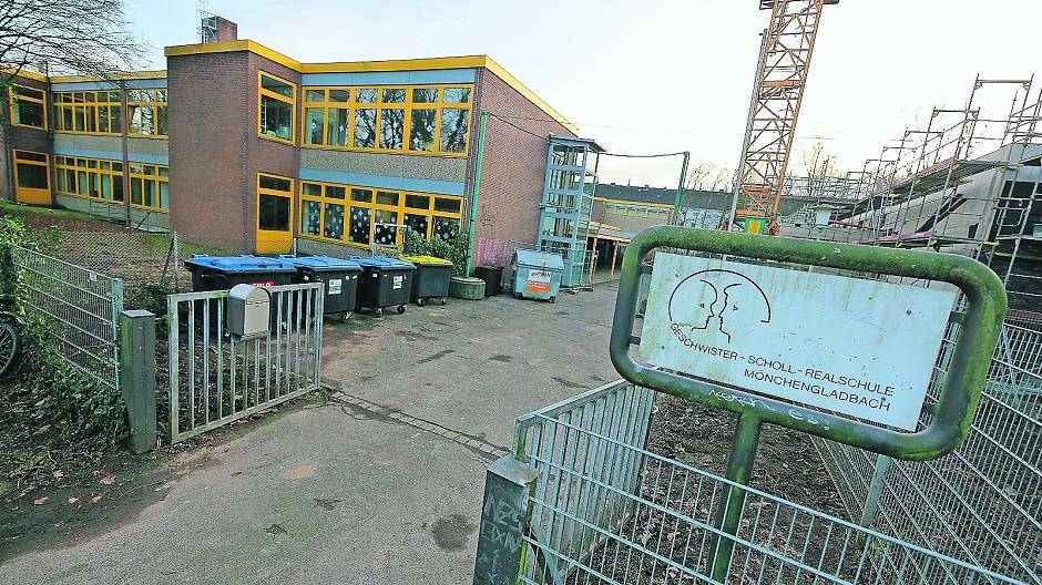  An der Geschwister-Scholl-Realschule wird derzeit fleißig gebaut. Vergangene Woche kam es im Zuge der Arbeiten zu Abholzungen. Inzwischen wurden auch die letzten Holzabfälle abtransportiert. 