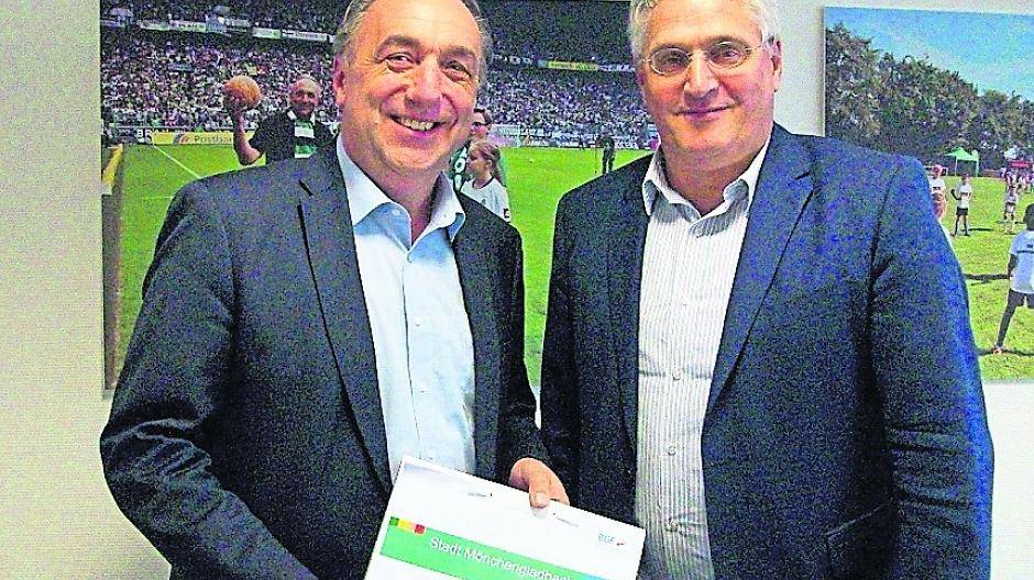 Verzeichnen leicht rückläufige Krankenstände in Mönchengladbach: AOK-Regionaldirektor Heinz Frohn und Gregor Mertens vom Institut für Betriebliche Gesundheitsförderung.