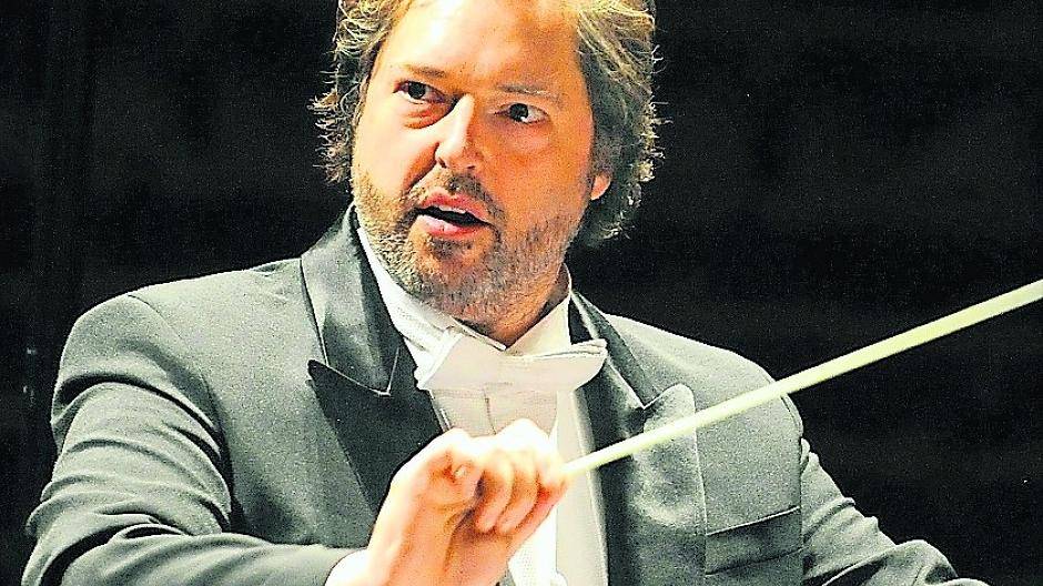 Dirigent Alexander Steinitz führt durch das Programm der „WinterMusik“ im Kunstwerk Wickrath.