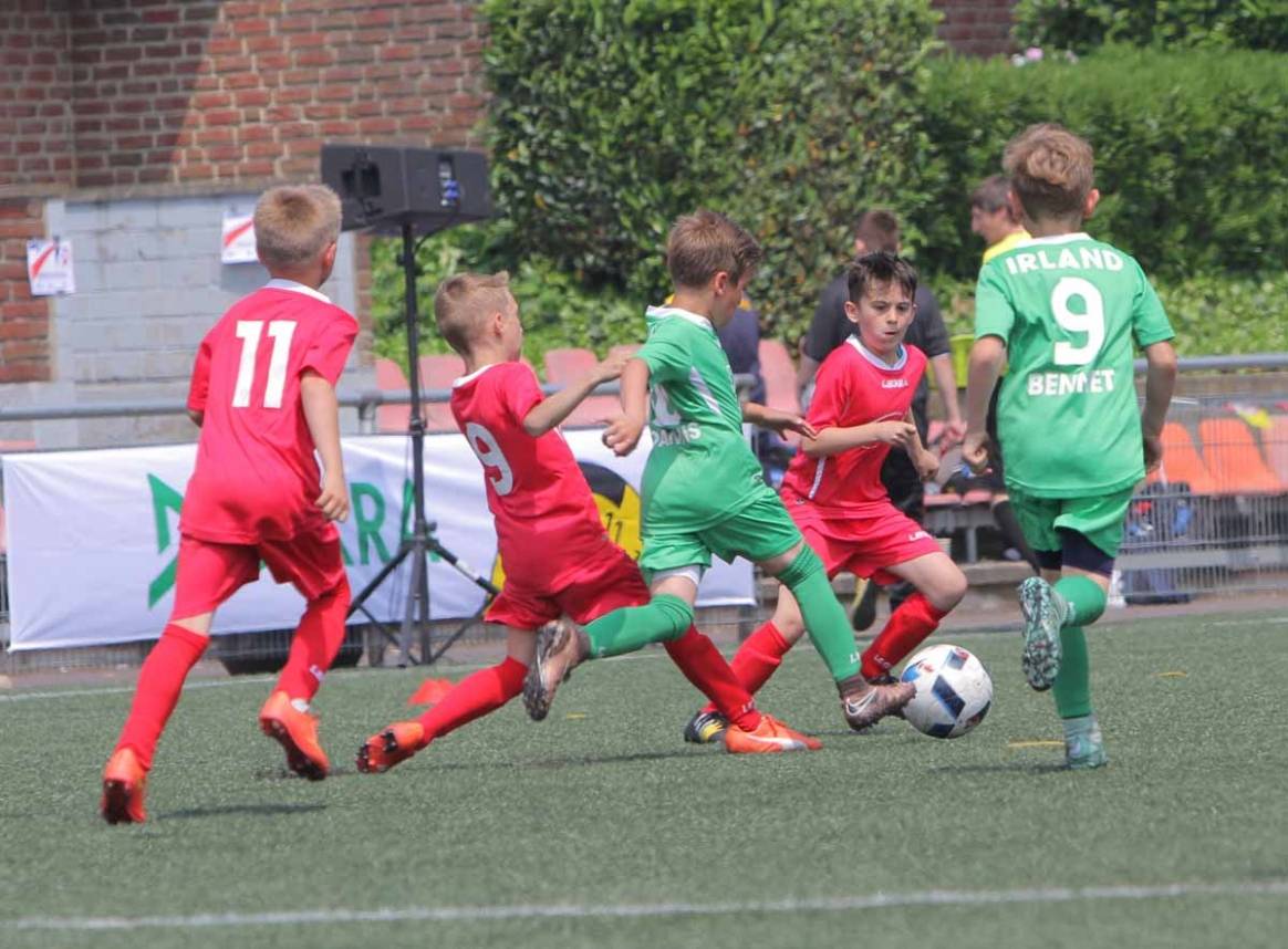  Bei der Mini-WM kämpfen 32 Mannschaften in den Trikots der echten WM-Teilnehmerländer um Titel. 