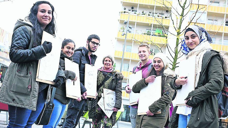  Die Künstlerin Christiane Bethke (Mitte) mit den Schülern und Schülerinnen Elizabeta, Sevda, Efe, Max, Ache und Batoul. 