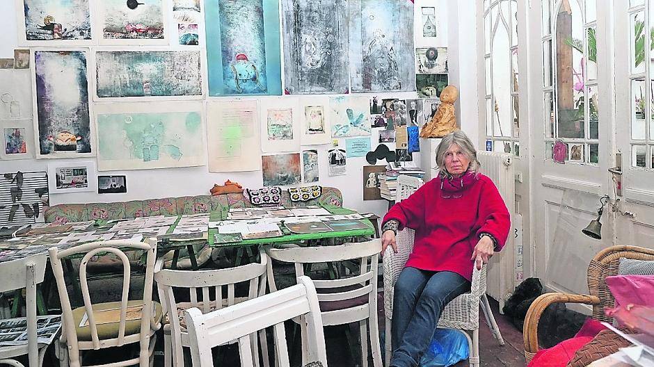 Künstlerin Inge Broska mit einer Auswahl eigener Grafiken, die in ihrem Hausmuseum mit Alltagsgegenständen eine bewusst geschaffene Einheit bilden.