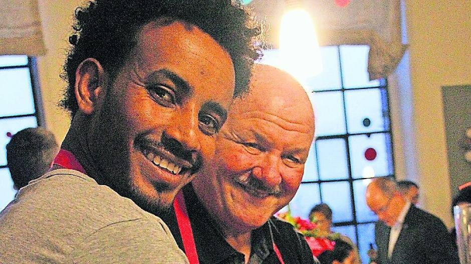  Maekele aus Eritrea und Dietmar Schilz von der Interessensgemeinschaft berieten einen Flammkuchen zu. 