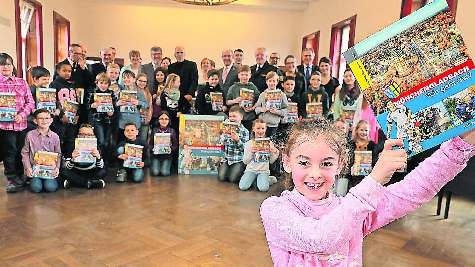 Die Kids von der Brückenschule geben bei der Präsentation Feedback zum „Wie geht das!“-Buch.