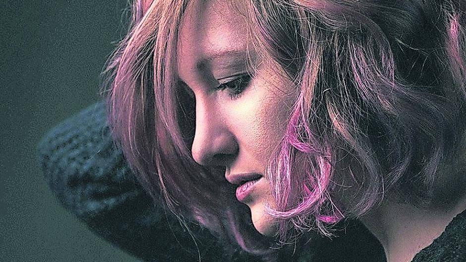  Louisa Jones, die in England aufgewachsen ist, schreibt eigene Texte und erzählt so auf Englisch aus ihrem Leben. 