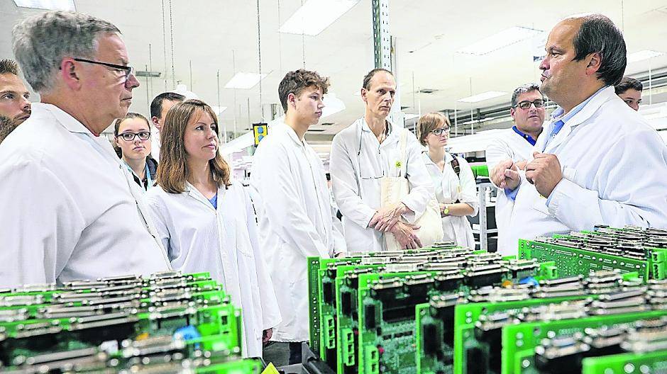 Die Besucher bei der Langen Nacht der Industrie konnten bei der LACROIX Electronics GmbH in Willich hinter die Kulissen schauen.