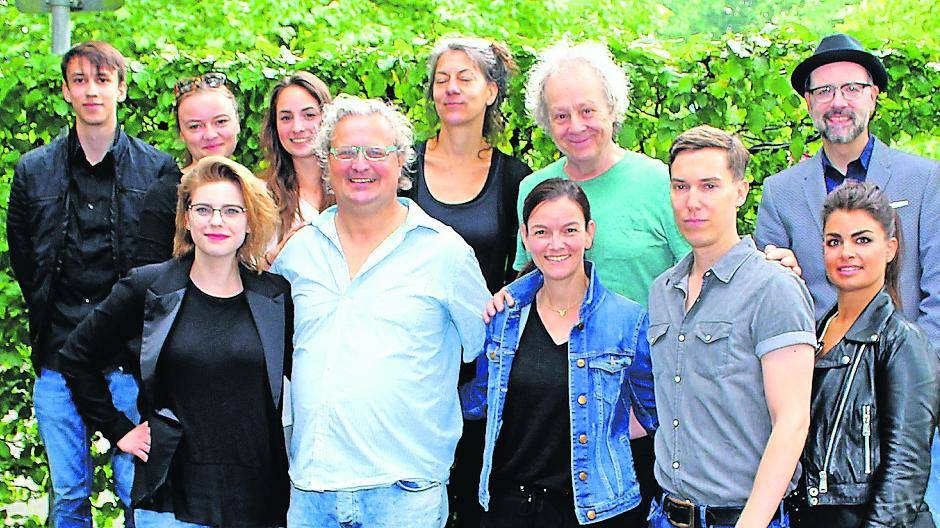  Das Ensemble (mitwirkende hinter und auf der Bühne) von dem Stück „Charleys Tante“. 