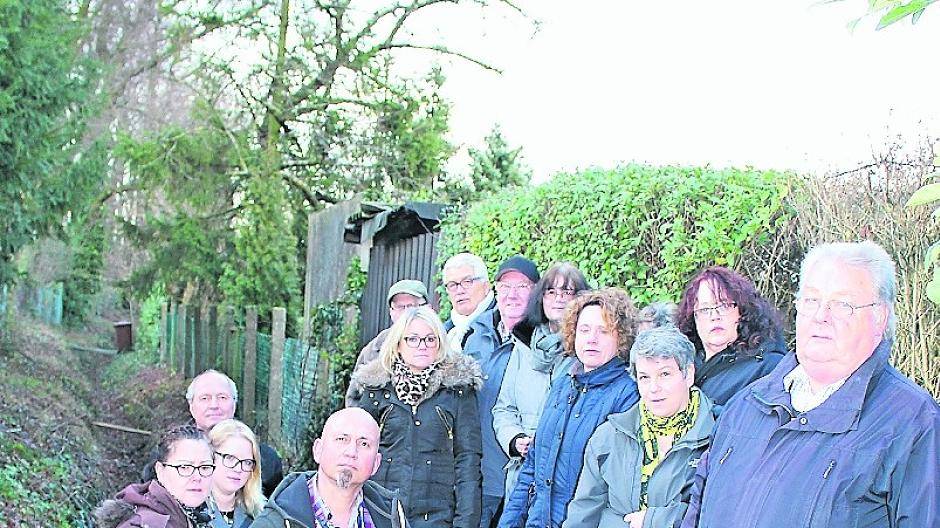  Die Nachbarschaft „Grüner Weg“ ist mehr als verärgert. An ihren Grundstücken grenzt ein Graben — von fließendem Gewässer keine Spur — und das schon seit 60 Jahren nicht. 